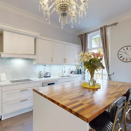 Silver Five Stars House Apartment